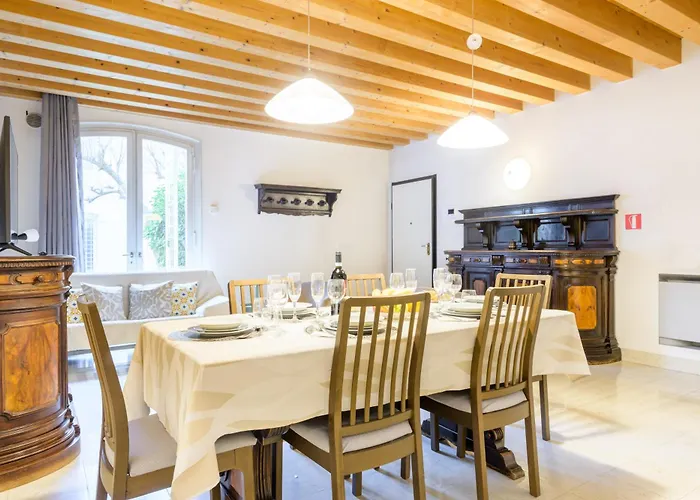 Modern Arch By Sarlux アパート